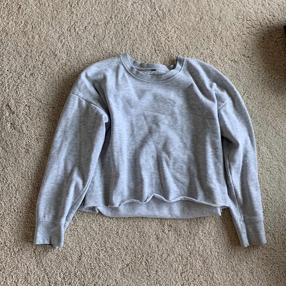 Light gray cropped crewneck sweatshirt long sleeve cotton on body